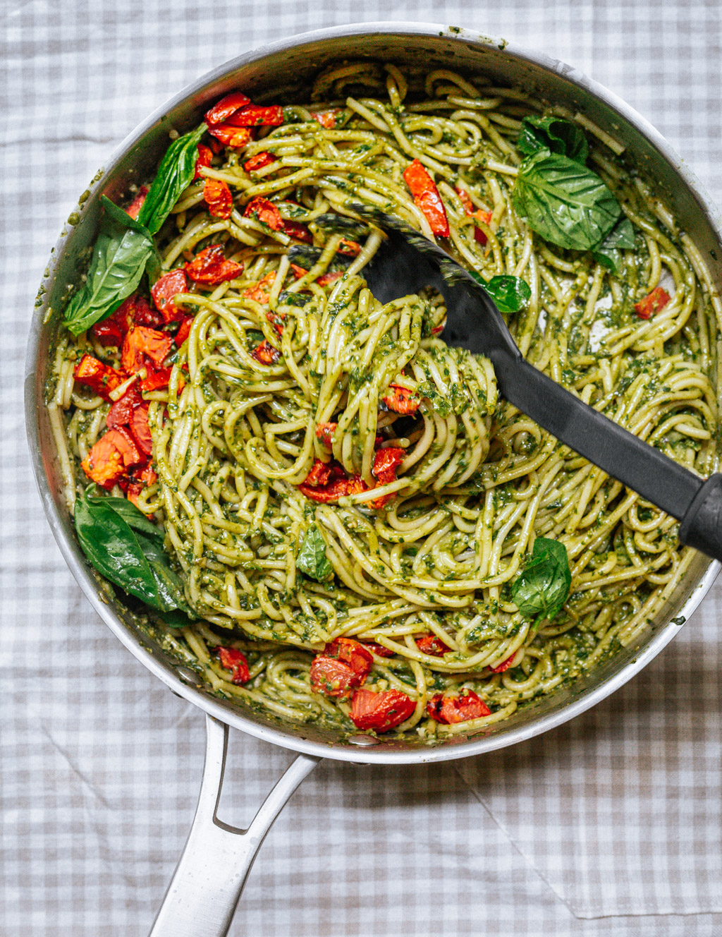 PASTA WITH SPINACH & CHILLI PESTO + QUICK ROASTED TOMATOES - The Blurry